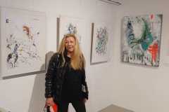 Künstlerin Liane Mayerhofer vor ihren Werken