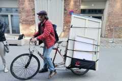 Künstler Hans Glaser bei der Anlieferung der Bilder